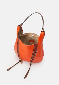Borsa a spalla in pelle di un vivace arancione, con una texture liscia, dettagli marroni, doppie cerniere e una tasca interna con etichetta.
