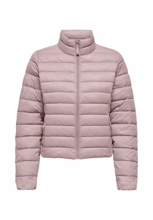 Gaiši rozā pūkainā jakā ar augstu apkakli, priekšējo rāvējslēdzēju un horizontālu izšūtu dizainu. Izgatavota no gluda, viegla auduma.