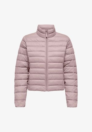 Svetlo roza puhasti jopič z visokim ovratnikom, sprednjim zadrgo in vodoravno prešitim dizajnom. Narejen iz gladkega, lahkega materiala.