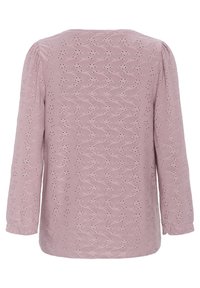 Blusa a maniche lunghe di colore rosa chiaro con dettagli in pizzo testurizzato, scollatura rotonda e spalle leggermente arricciate. Tessuto morbido, vestibilità comoda.