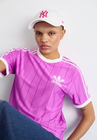 adidas Originals ADICOLOR 3-STRIPES PINSTRIPE - Camiseta estampada - purple burst