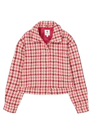 Chaqueta corta con un patrón de cuadros en rojo y blanco, fabricada en un tejido texturizado. Cuenta con un cuello tipo solapa y cierre de botones. Forrada en un color rosa contrastante.