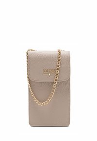 Jasnoszara torebka ze strukturalnej skóry z złotą łańcuszkową rączką; posiada zapięcie na klapę oraz tłoczone logo z przodu.