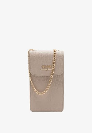 Jasnoszara torebka ze strukturalnej skóry z złotą łańcuszkową rączką; posiada zapięcie na klapę oraz tłoczone logo z przodu.