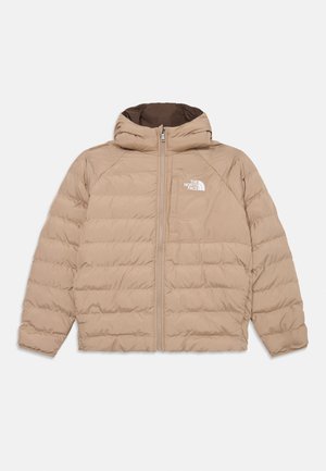 Beige Steppjacke mit Reißverschluss, Kapuze und einer linken Brusttasche, horizontal gesteppt und mit einem schwachen Logo auf der Brust.