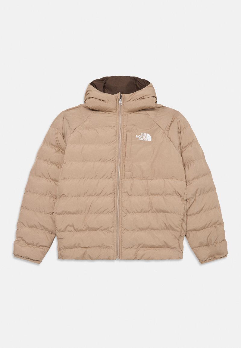 Beige puffjakke med glidelås foran, hette og lomme på venstre bryst, med horisontal quilting og en svak logo på brystet.