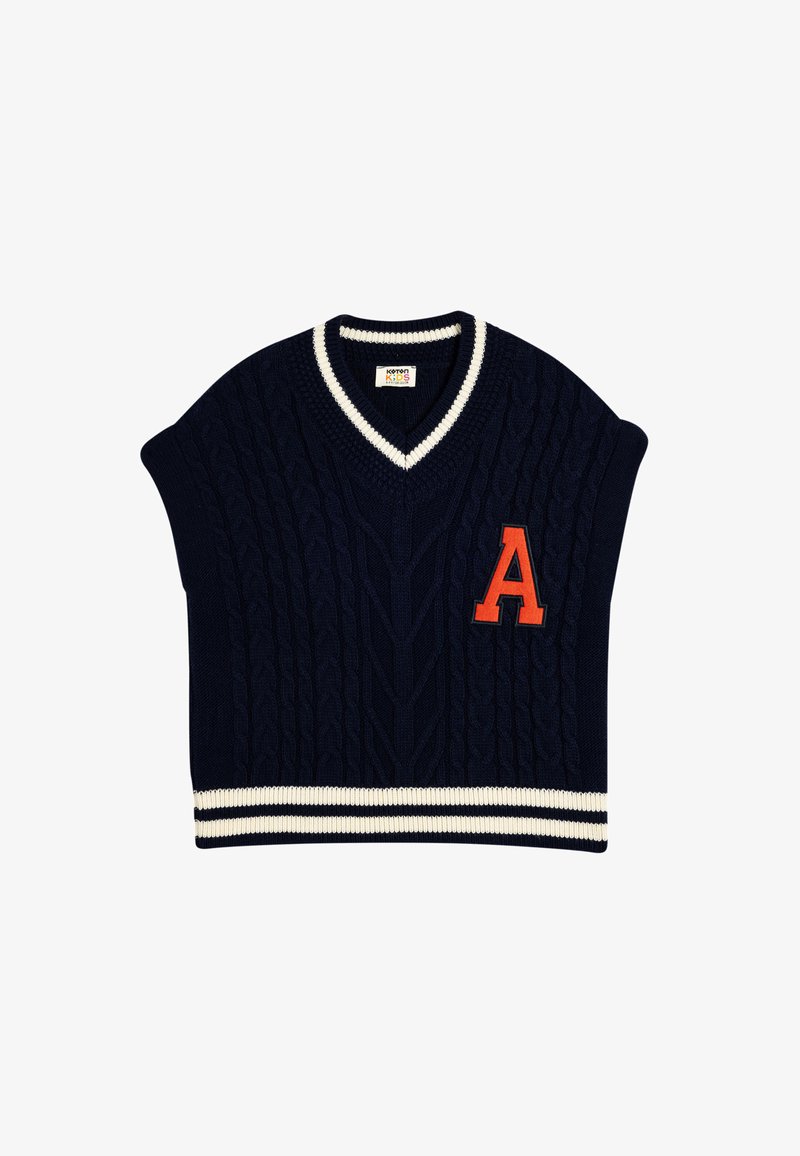 Chaleco de punto azul marino con diseño de trenzas, que presenta un cuello en V blanco y un dobladillo a rayas. Acabado con la letra "A" en naranja en la parte frontal.
