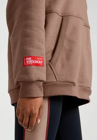 THE KNOCKOUT PARIS COMBAT HOODIE - Sweatshirt - chocolate malt/marron ...