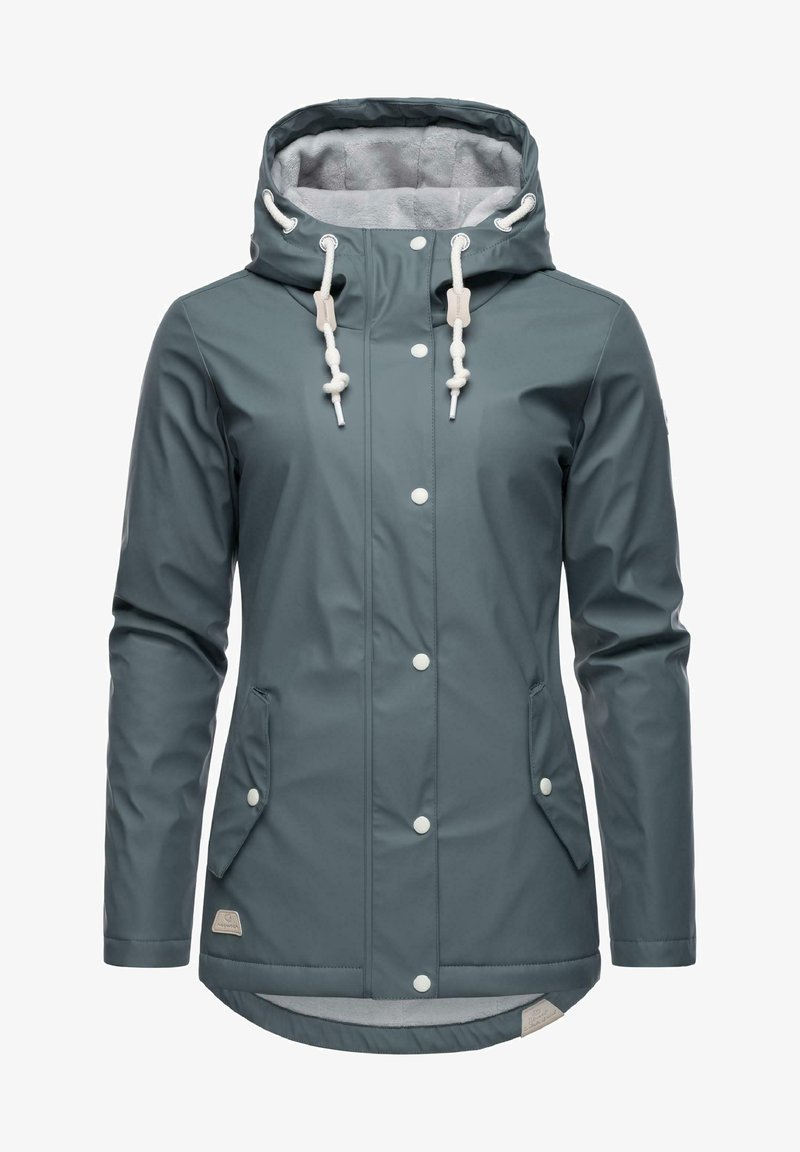 Veste imperméable mate grise pour femmes avec capuche, cordons blancs, boutons-pression et deux poches à rabat à l'avant.