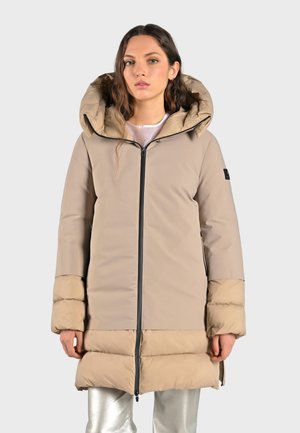 Beige pufferjack met een brede capuchon, een rits over de volledige lengte en een contrasterende lichtere zoom. Beschikt over een gladde textuur en zijzakken.