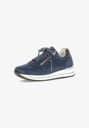 Navyblauwe suède sneaker met veters aan de voorkant, zijrits, witte zool en zwart profiel onder de zool, schuin geplaatst om de buitenkant en de neus te tonen.