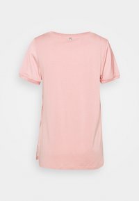 Hellrosa kurzärmeliges T-Shirt mit Rundhalsausschnitt, von hinten vor weißem Hintergrund gezeigt.