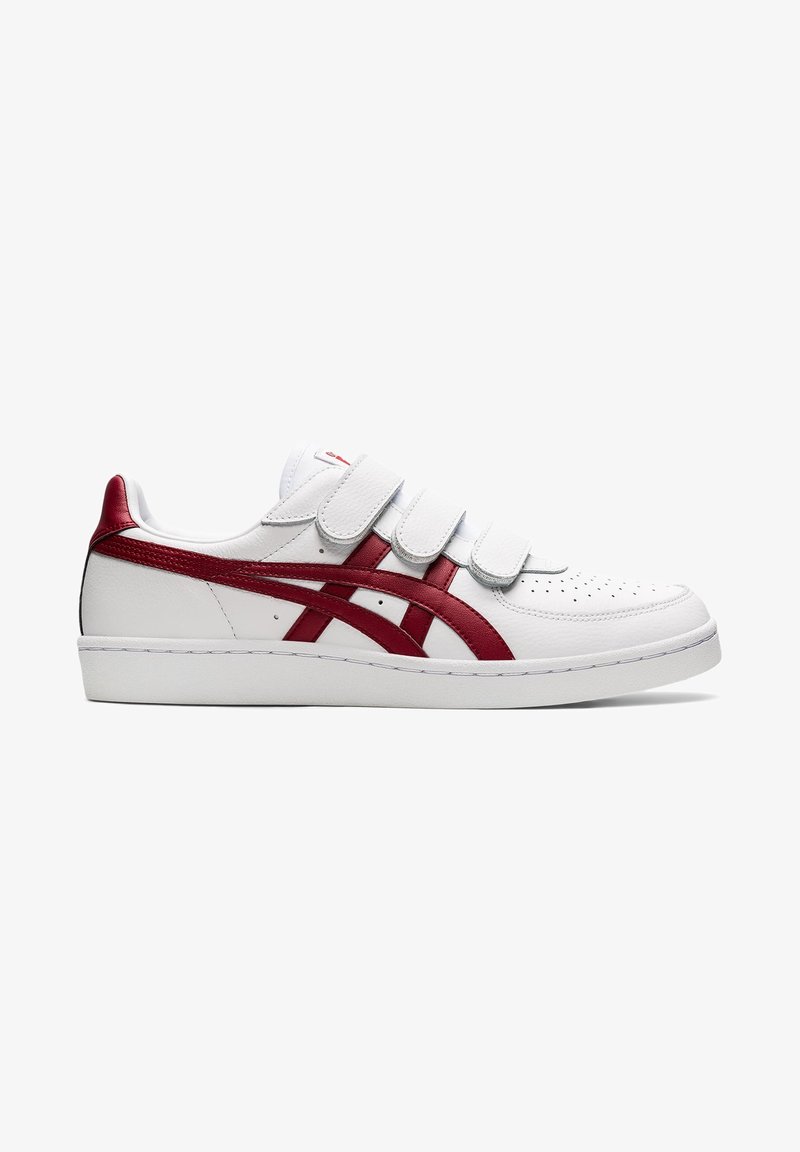 Zapatillas blancas con acentos rojos, con una textura de cuero suave, tres correas de Velcro y un diseño de puntera perforada.