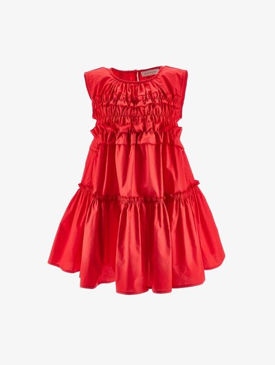 Robe d'enfant à manches courtes rouge avec des volants en étages et des détails plissés, dotée d'un col rond et d'une jupe évasée.