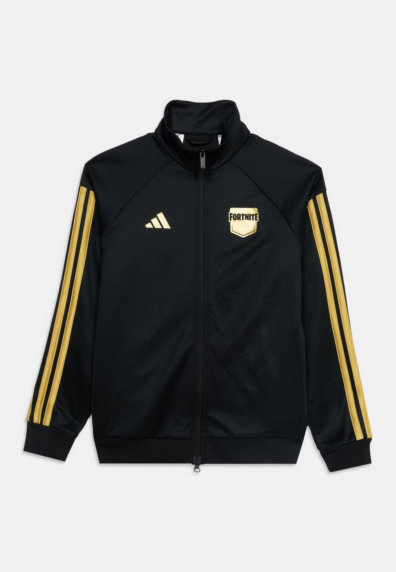 Μαύρο τζάκετ με φερμουάρ και χρυσές ρίγες Adidas στα μανίκια, χρυσλό λογότυπο Adidas στο δεξί στήθος και χρυσλό έμβλημα Fortnite στο αριστερό στήθος.