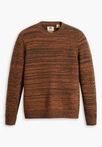 Maglione marrone a trama con collo rotondo, caratterizzato da un sottile motivo a righe e un piccolo logo rosso sul petto. Manicotti e orlo a costine.