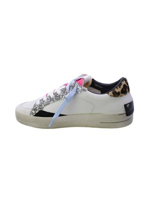 Sneaker bianco con accenti di glitter argento, lacci rosa e blu, tacco nero e stampa leopardata, texture liscia e suola piatta.