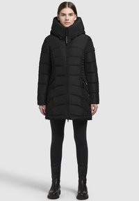 Svart isolerad pufferjacka med hög krage och huva, med en strukturerad kviltad design, framdragkedja och sidofickor.