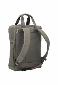 Sac à dos gris avec des bretelles rembourrées, un panneau arrière texturé, des poignées supérieures, une poche avant, et un design rectangulaire compact. Fabriqué en matériau durable.
