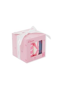 Caja de regalo que contiene tres pares de calcetines. La caja presenta rayas rosas y blancas, una ventana transparente y está atada con una cinta blanca.