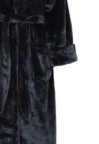 Robe en peluche gris foncé avec une texture douce, dotée d'une ceinture à nouer, de manches retroussées et de deux poches avant. Matière lisse, confortable et chaude.