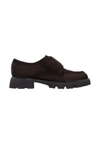 Σκούρο καφέ σουέντ παπούτσι slip-on με παχιά μαύρη καουτσούκ σόλα και φαρδιά λουρίδα στο πάνω μέρος, εμφανιζόμενο από το πλάι σε λευκό φόντο.