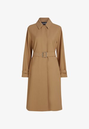 Svetlo rjav plašč s pasom, z gumbi spredaj, dolgimi rokavi in zavihki, izdelan iz gladkega, strukturiranega materiala.