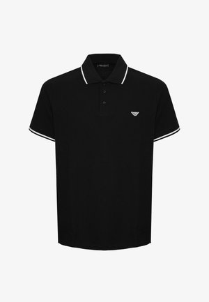 Polo negro de manga corta con ribete blanco en el cuello y las mangas, tres botones y un pequeño logo blanco en el lado izquierdo del pecho.