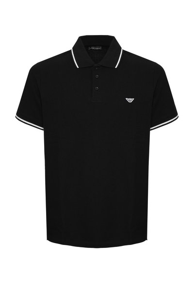 Zwart poloshirt met korte mouwen, witte rand aan kraag en mouwen, drie knopen en een klein wit logo op de linkerborst.