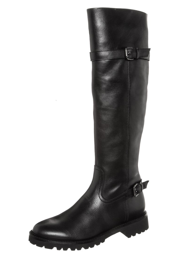 Czarne skórzane buty do kolan z okrągłym noskiem, akcentami w postaci klamr oraz teksturowaną podeszwą zapewniającą przyczepność. Gładkie wykończenie z przeszyciami.