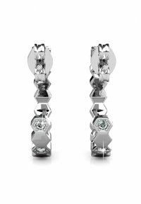 Orecchini esagonali in argento con superfici alternate lucide e testurizzate, decorati con piccoli gemme trasparenti a intervalli.