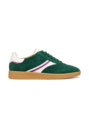 Baskets en daim vert avec des bandes latérales blanches et violettes, un talon blanc, une semelle beige et des lacets verts.