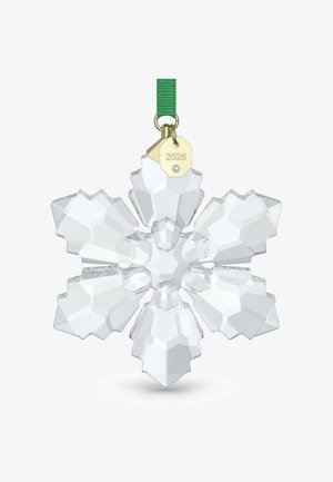 Przezroczysta kryształowa ozdoba w kształcie płatka śniegu z pięcioma symetrycznymi, fasetowanymi ramionami. Ozdobiona zieloną wstążką i złotą zawieszką z wygrawerowanym napisem "2026".