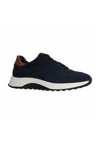 Marineblauwe suède sneaker met een witte tussenzool en zwarte buitenzool. Voorzien van een bruine leren hielaccent en getextureerde zijpanelen. Ronde teenvorm.