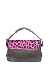 Borsa in pelle con corpo nero testurizzato e patta con stampa leopardata rosa, dotata di tracolla rimovibile e finiture in tonalità oro.
