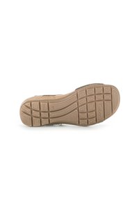 Suola della scarpa in gomma marrone chiaro con motivi di presa testurizzati. Presenta sezioni sagomate per flessibilità e comfort. Senza marchi visibili.
