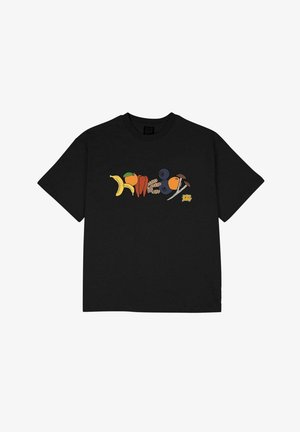 Melnas krāsas T-krekls ar krāsainu grafiku, attēlojot banānu, apelsīnu, burkānus, ingveru, mellenes, sēnes un tekstu "Extra Juicy" priekšējā centrā.