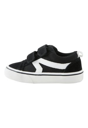 Adidași pentru copii alb-negru cu două curele velcro și talpă albă cu dungi negre, văzuți din profil.