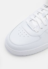 HUGO KILIAN TENN - Matalavartiset tennarit - white