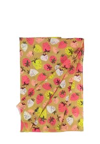 Farverig tørklæde lavet af letvægtigt stof, med et mønster af forskellige jordbær i pink, gul og hvid på en beige baggrund.