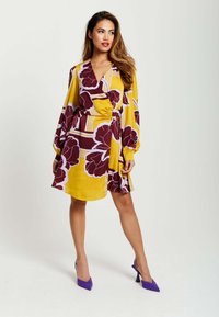 Liquorish LIQUORISH GEOMETRIC  - Day dress - yellow