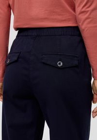 s.Oliver MIT BUNDFALTEN - Broek - navy