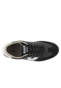 Svart sportskor med ovandel i mocka och syntetmaterial, vita detaljer, klassisk snörningsdesign och texturerad sula. Märkning synlig på insidan.