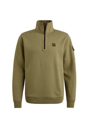 Maslinasto zeleni pulover sa visokim izrezom, polu-zip zatvaranjem i logom na prsima. Ima rebraste manžete i donji rub.