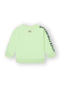 Sudadera verde claro con mangas raglán. Presenta un parche etiquetado "MOTOR COOL" y el texto en negrita "NEVER STOP POLLING" a lo largo de una manga.