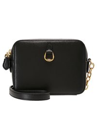 Bolso rectangular negro hecho de cuero suave, con un acento de anillo dorado, correa desmontable y acabado texturizado.