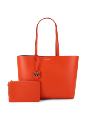 Borsa tote in pelle arancione con due manici e una borsa abbinata staccabile. Texture liscia e dettagli in metallo dorato sulla borsa.