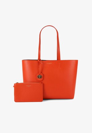 Pomarańczowa skórzana torba na ramię z dwoma uchwytami i odpinanym, dopasowanym portfelem. Gładka tekstura i złote detale na torbie.