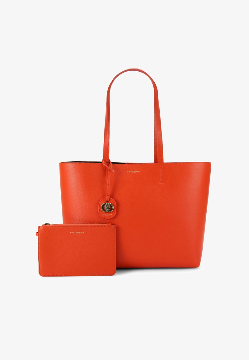 Pomarańczowa skórzana torba na ramię z dwoma uchwytami i odpinanym, dopasowanym portfelem. Gładka tekstura i złote detale na torbie.