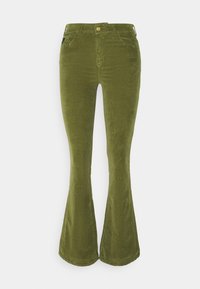 Pantalons évasés en velours côtelé vert avec fermeture à bouton sur le devant, passants de ceinture et deux poches sur les hanches, présentant une finition douce et texturée.
